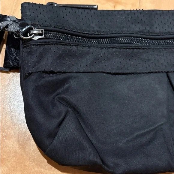 Vintage Black Lululemon Surge Belt Bag - Picture 3 of 15
